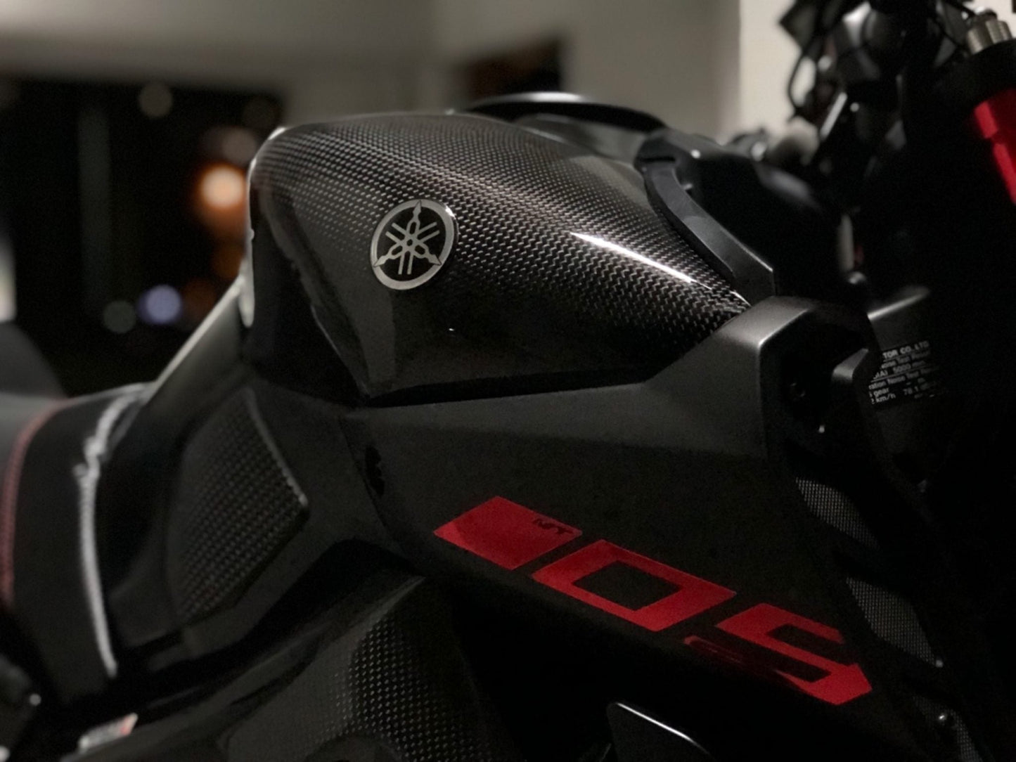 CARBON2RACE Yamaha MT-09 (14/20) Carbon Fuel Tank Sliders